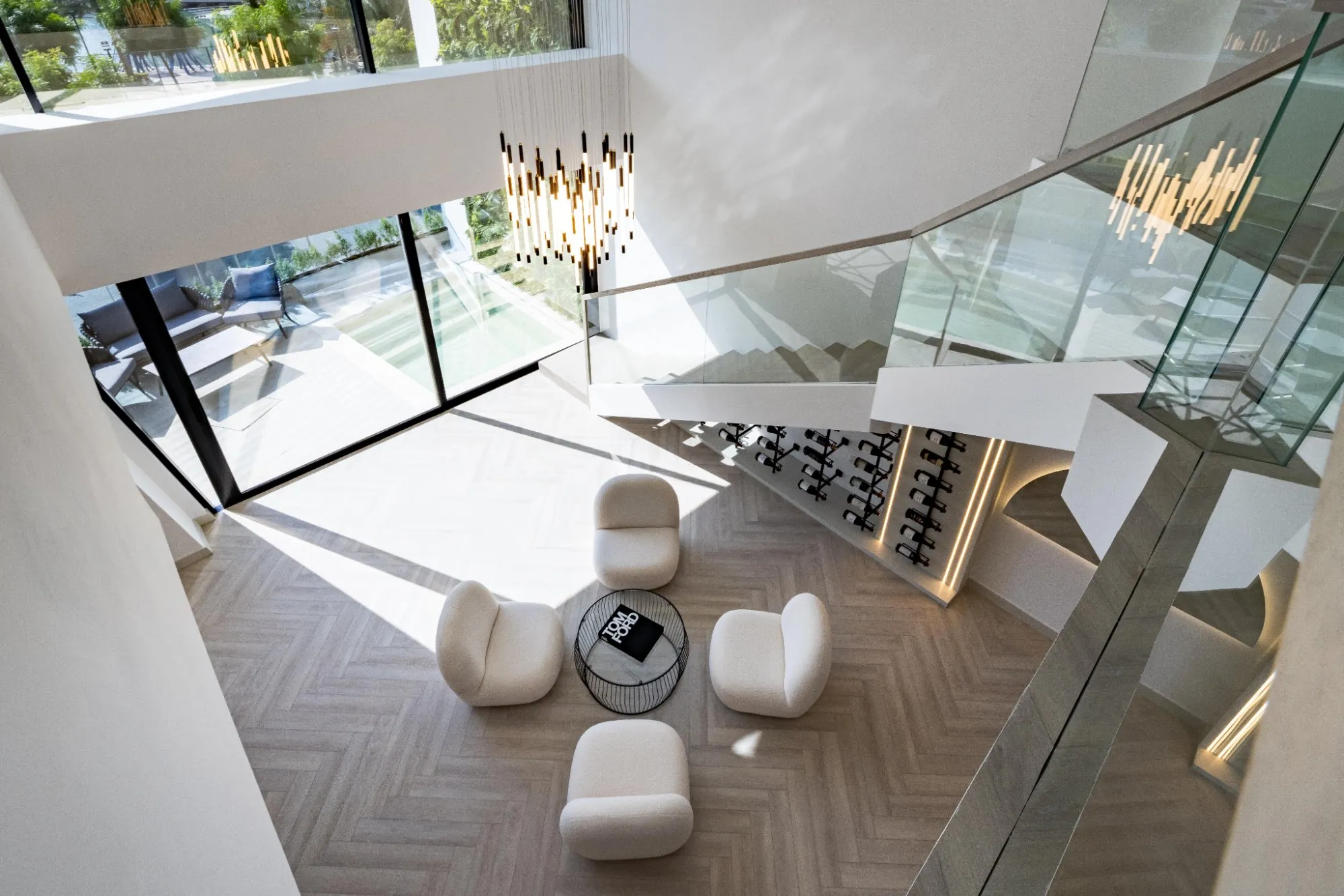 Open mezzanine linking the two levels of the duplex