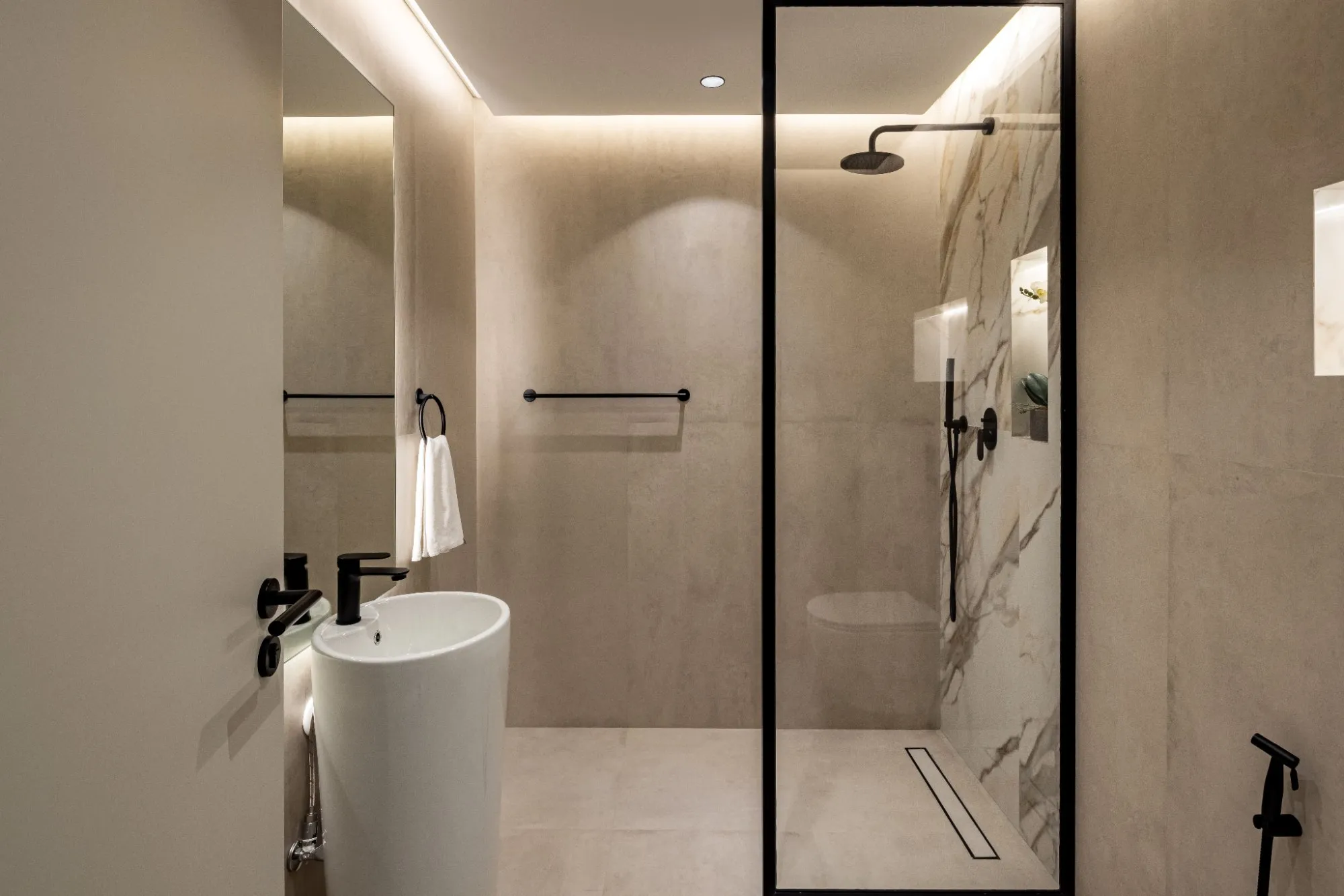 Guest en-suite bathroom in stone